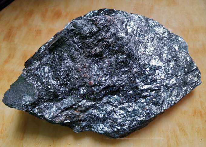 海南昌江石碌铁矿发现大晶片镜铁矿