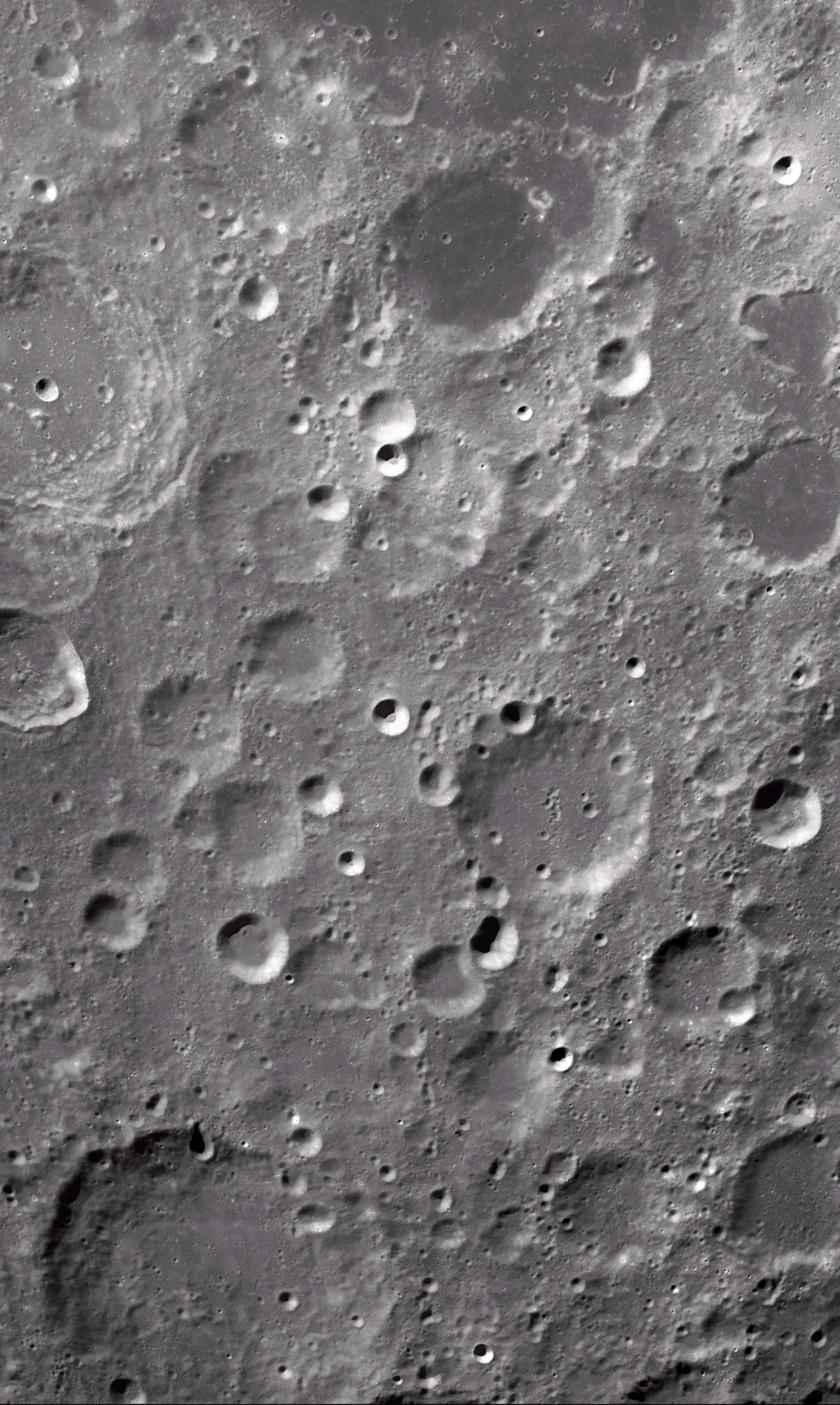 月球表面密布陨石坑照片